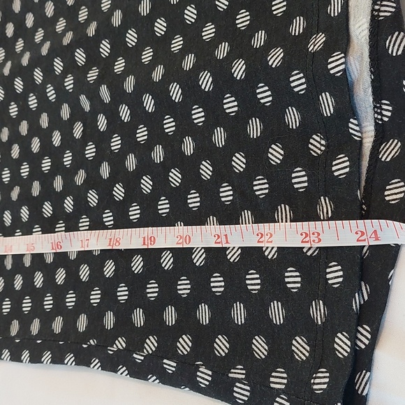Chicos Size 1 Black and White Print Short Sleeve Top. Great Condition - Picture 8 of 8